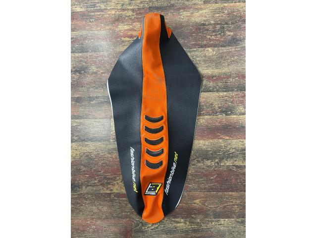 KTM-Copertina Sella FashionBike DOUBLE GRIP 3 Arancio Per KTM SX 85 2018-2023